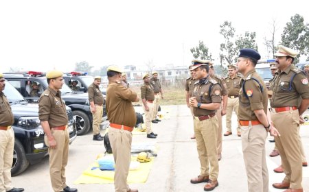 पुलिस उपमहानिरीक्षक गोरखपुर परिक्षेत्र गोरखपुर द्वारा पुलिस अधीक्षक कुशीनगर के उपस्थिति में रिजर्व पुलिस लाइन
