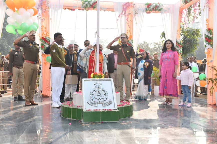 मुख्य अतिथि श्रीमती विजयलक्ष्मी गौतम(मा0 राज्य मंत्री उ0प्र0) द्वारा जिलाधिकारी कुशीनगर एवं पुलिस अधीक्षक कुशीनगर की उपस्थिति में रिर्जव पुलिस लाइन परेड ग्राउण्ड पर किया गया ध्वाजारोहण