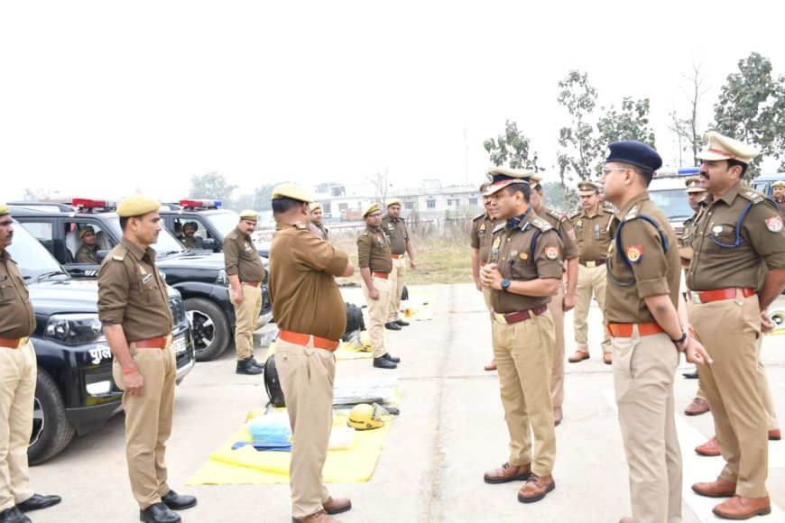 पुलिस उपमहानिरीक्षक गोरखपुर परिक्षेत्र गोरखपुर द्वारा पुलिस अधीक्षक कुशीनगर के उपस्थिति में रिजर्व पुलिस लाइन
